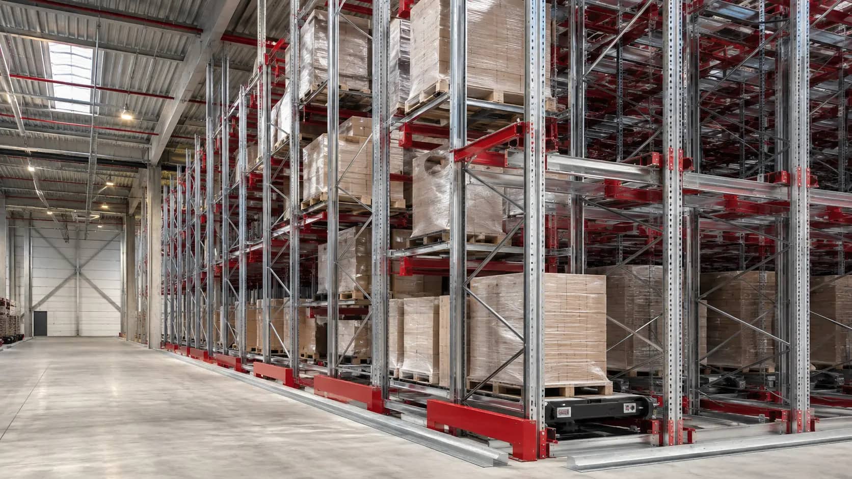 Стеллажи Pallet Shuttle: рабочий проход и нагруженные ряды в масштабе склада